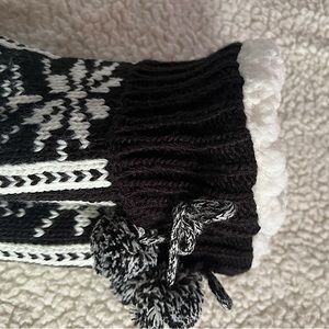 Snowflake pattern slipper socks OS non skid Black & White with Pom poms